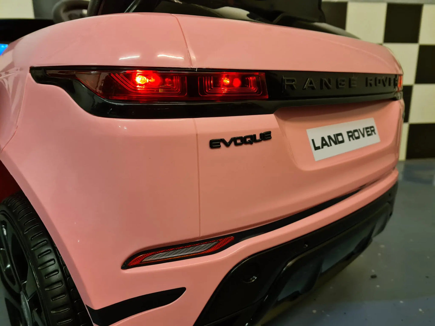 🌸 Kinderauto Range Rover Evoque 12V 4×4 Roze – Luxe, Stijl & Rijplezier in één!